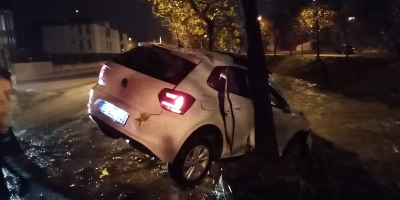 2 Çocuk, Kaçırdıkları Otomobille Kaza Yapıp Yaralandı