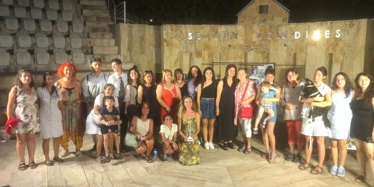 Depremzede Kadınlar Tiyatro Sahnesinde