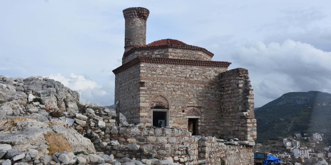 Efes'in İlk Yerleşim Yeri Ayasuluk Tepesi'ndeki Cami Restore Ediliyor