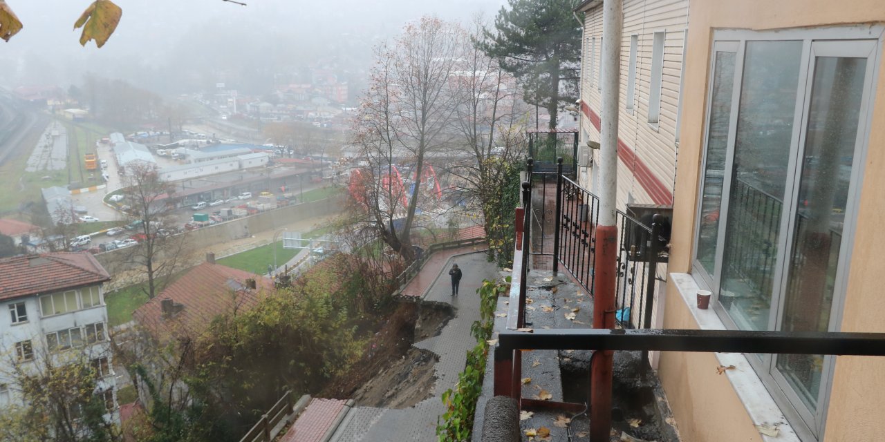 Zonguldak'ta Hastane Yolu Çöktü (2)