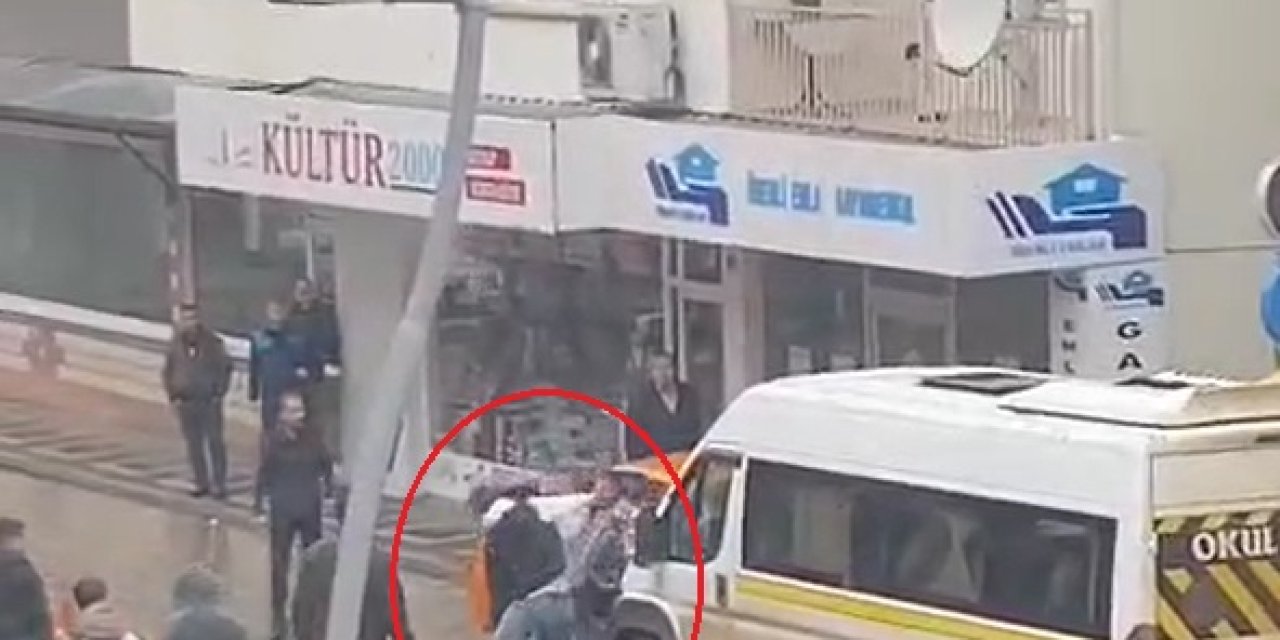 Sürücülerin Tekme, Yumruk Ve Sopalı 'Yol Vermeme' Kavgası Kamerada