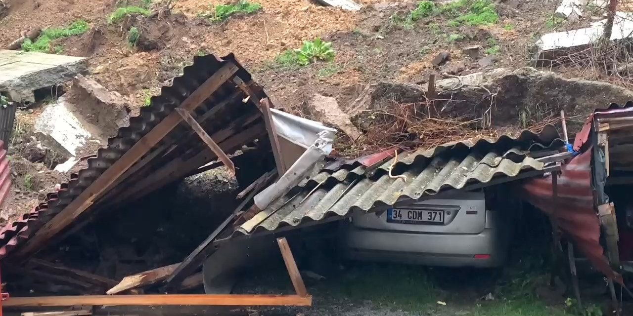 Sarıyer'de İstinat Duvarı Çöktü; 4 Araç Hasar Gördü - 1