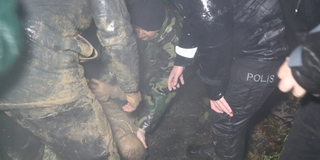 Heyelan Altında Kalan Ev Yıkıldı; Anne Ve Oğlu İçin Arama- Kurtarma Çalışması Başlatıldı (2)