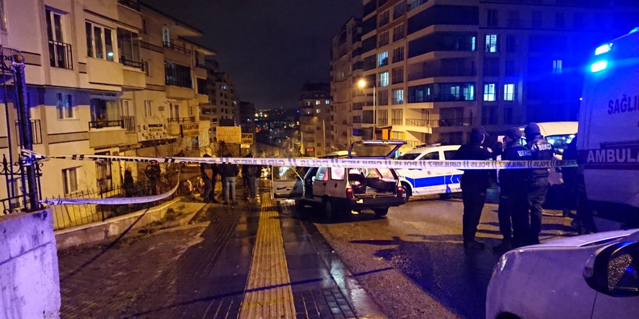 Seyir Halindeki Otomobilde Kız Arkadaşını Tabancayla Vurup, İntihar Etti