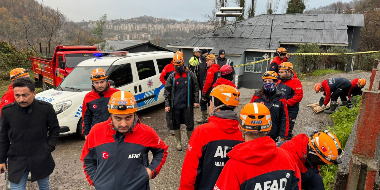 Zonguldak'taki Heyelan; Toprak Altında Kalan Anne İle Oğlu Aranıyor (2)