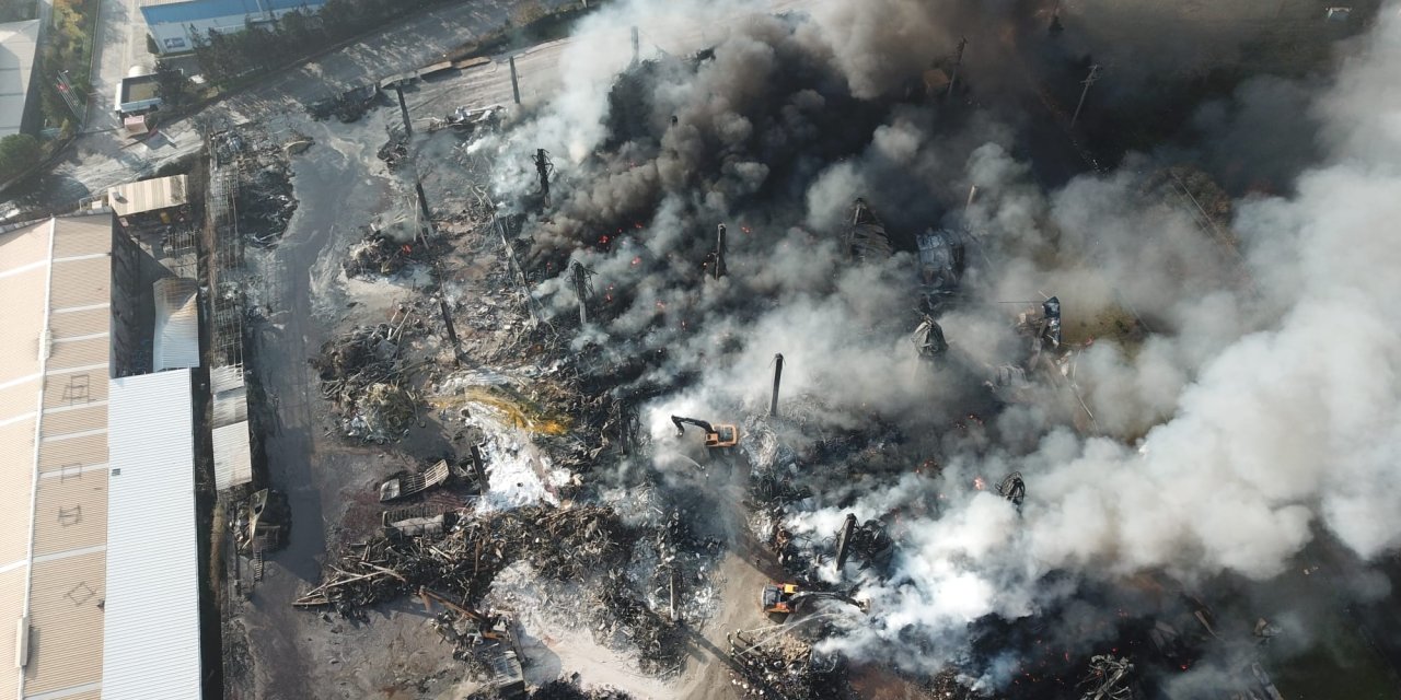 Kimyasal Maddelerin Depolandığı Tesisteki Yangında Soğutma Çalışması