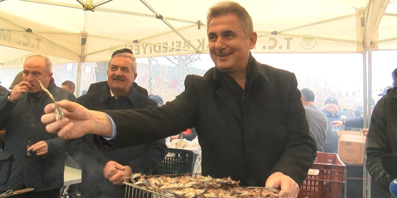 Ankara'daki Festivalde 3,5 Ton Hamsi Dağıtıldı