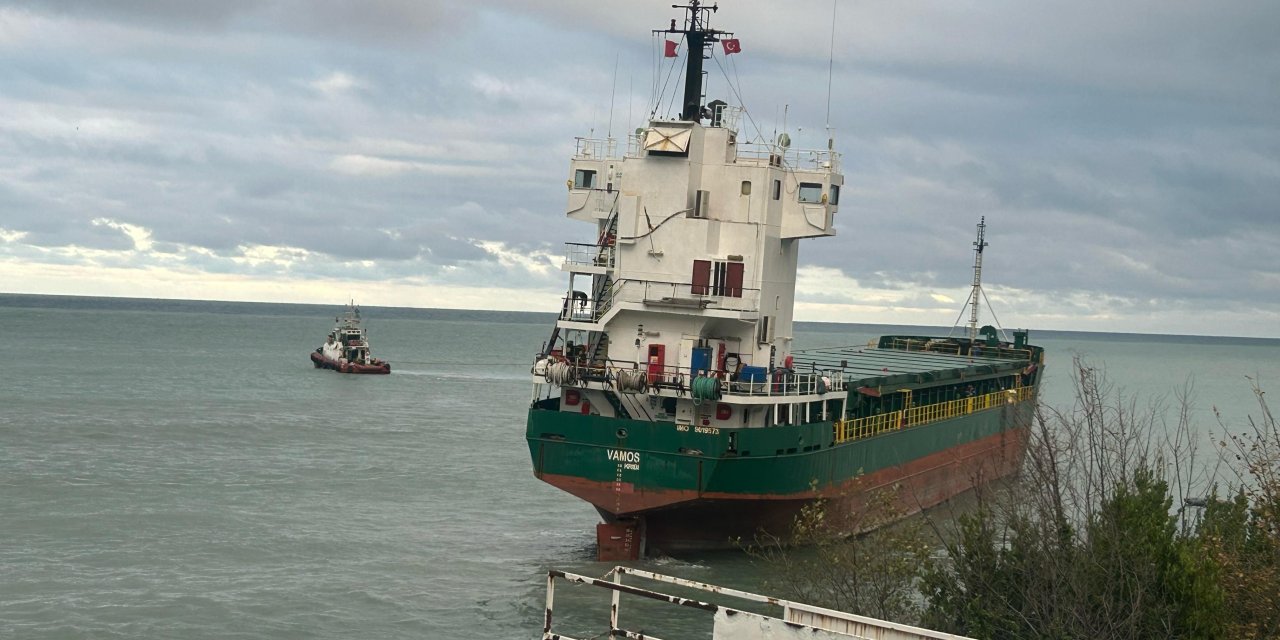 İnebolu'da Karaya Oturan Gemi Çekiliyor