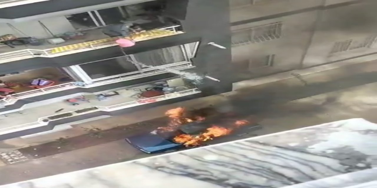 Yanan Araca, Balkondan Kova İle Su Dökerek Müdahale Etti