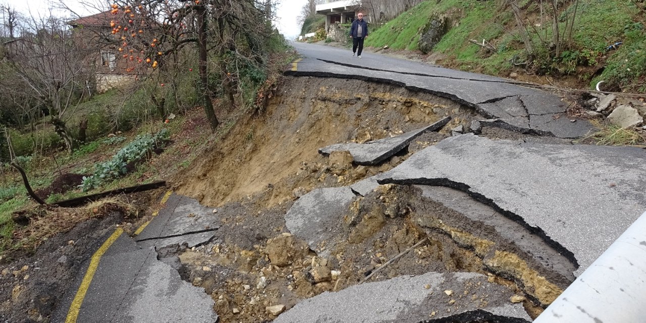 Akçakoca'da Meydana Gelen Heyelanda İki İki Koy Yolu Kapandı
