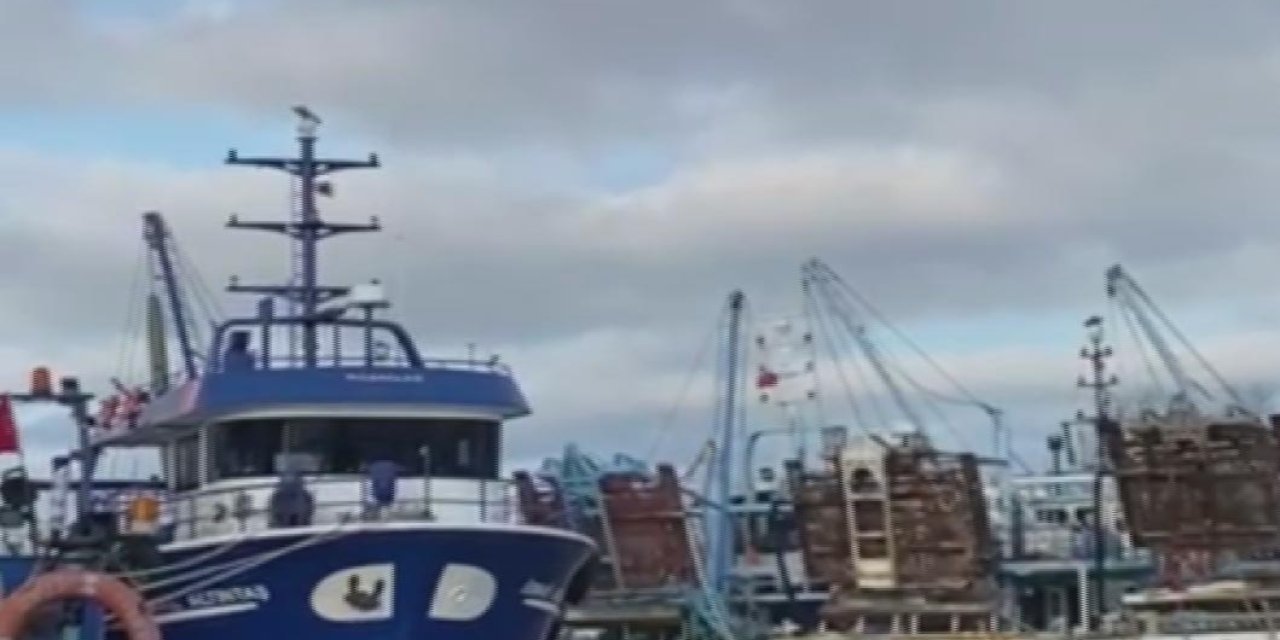 Sakarya Nehrinde Rüzgarla Halatlarından Kopan Tekneler Sürüklendi