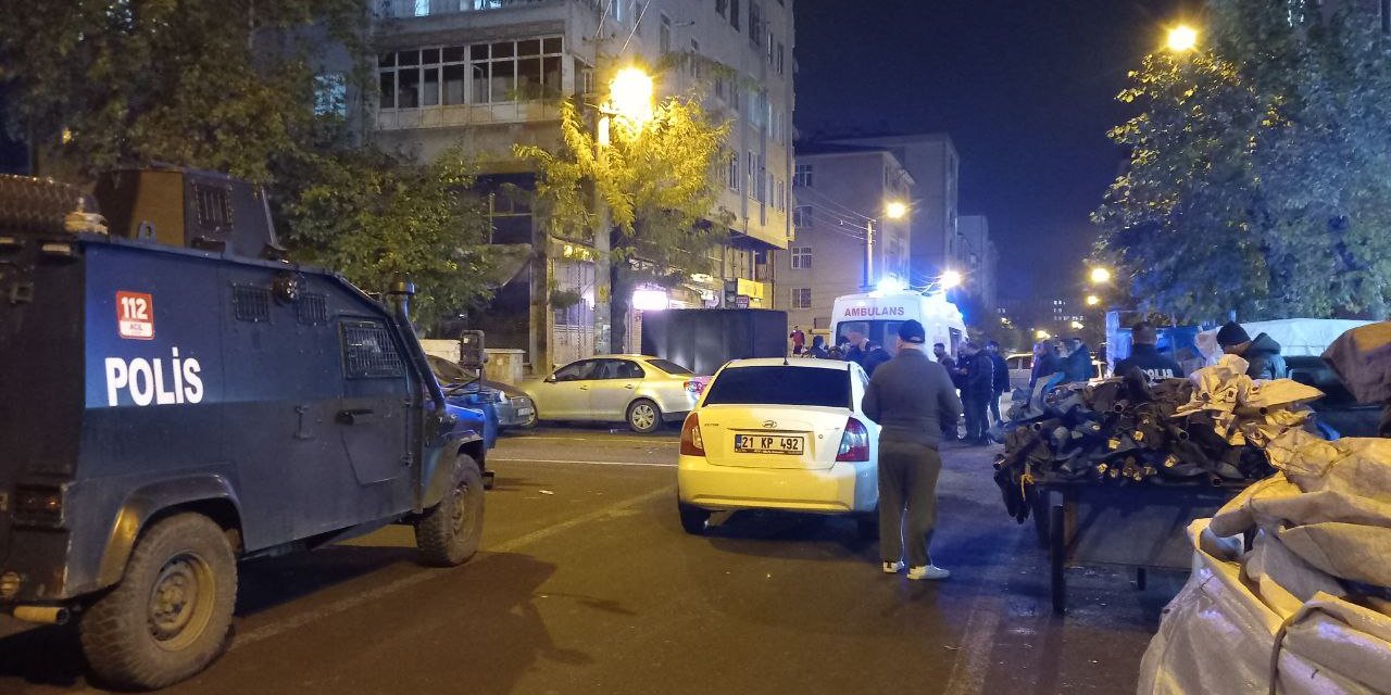 Diyarbakır’da Husumetliler Arasında Tekmeli, Yumruklu, Bıçaklı Kavga: 2 Yaralı