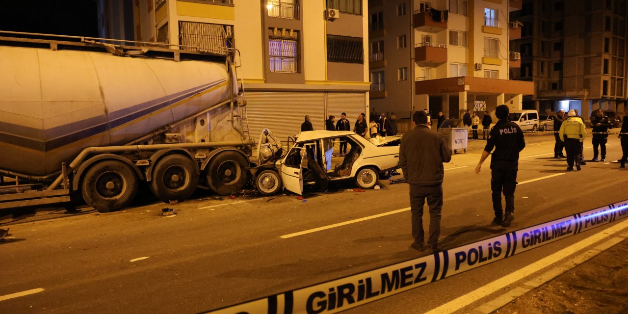 Otomobil, Park Halindeki Tankere Çarptı: 1 Ölü, 4 Yaralı