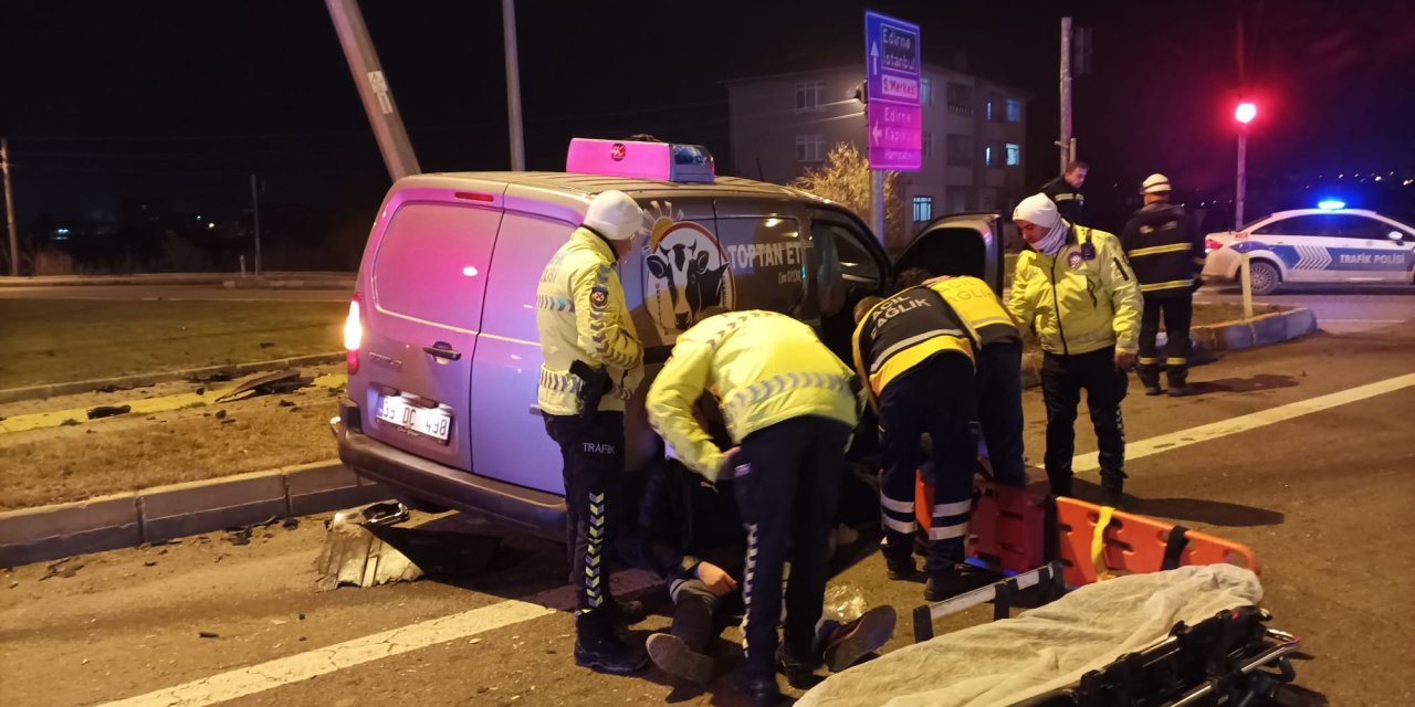Edirne'de Otomobil İle Hafif Ticari Araç Çarpıştı: 1 Ölü, 5 Yaralı