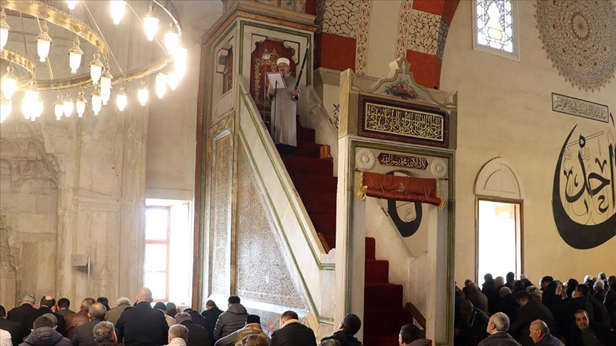 Edirne'deki Eski Cami'de imamlar 6 asırdır cuma ve bayram hutbelerine kılıçla çıkıyor