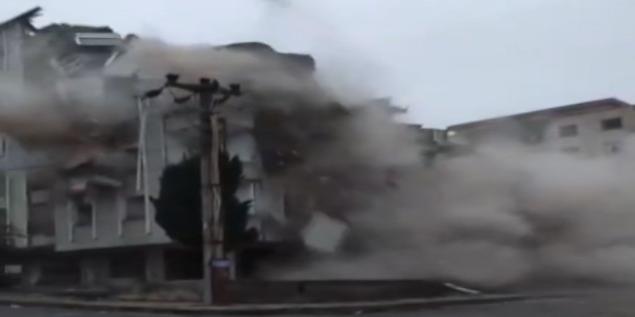 Yıkım Sırasınde Kopan Parçalar Direğe Zarar Verdi; Elektrikler Kesildi