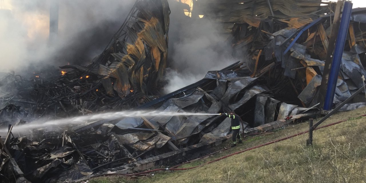 Lojistik Deposundaki Yangında Soğutma Çalışması Devam Ediyor