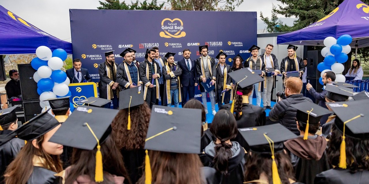 Gönül Bağı Projeleri Kapsamında Depremzede Öğrenciler Sertifikalarını Aldı