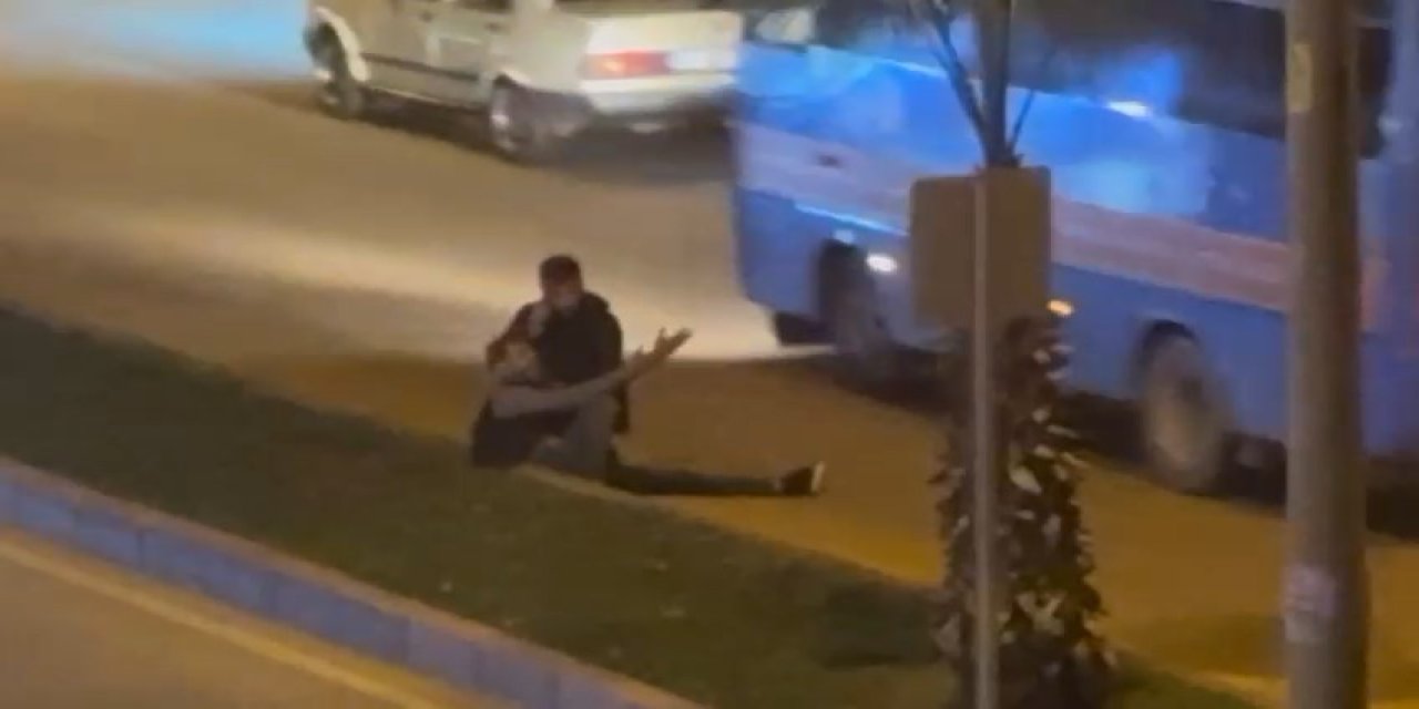 Bıçaklanıp Otomobilden Atıldı, Çevredekilerden Yardım İstedi