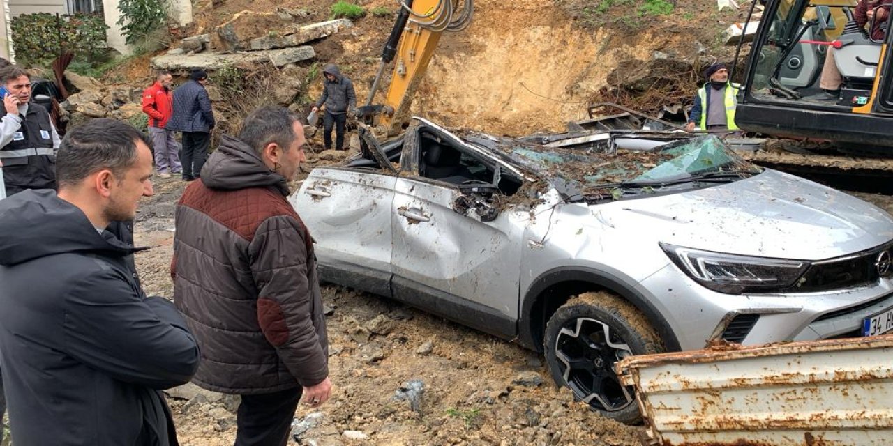 Sarıyer'de Araçların Üzerine Çöken İstinat Duvarının Enzakı Kaldırıldı