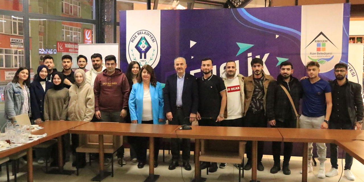Rize Belediye Başkanı Metin, üniversitelilerle bir araya geldi