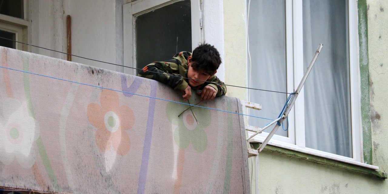 Kapıyı Açmak İçin Çıktığı Balkonda Mahsur Kalan Çocuğu İtfaiye Kurtardı