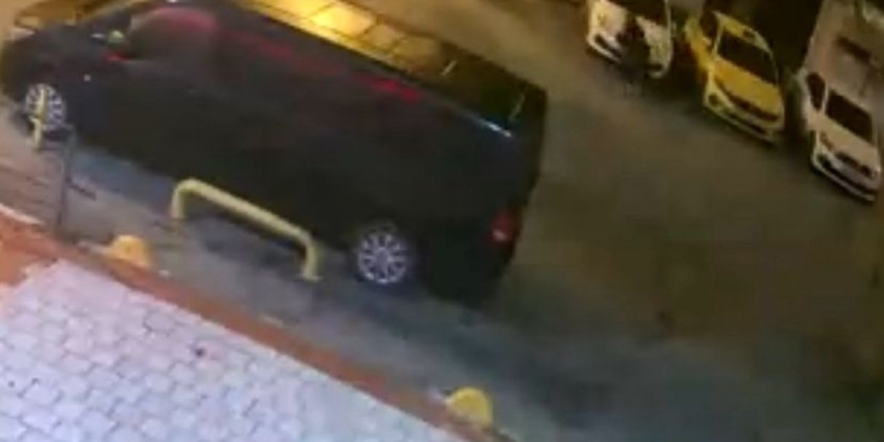 Fatih'te Yanan Otomobillerin Kundaklandığı Anlar Kameraya Yansıdı