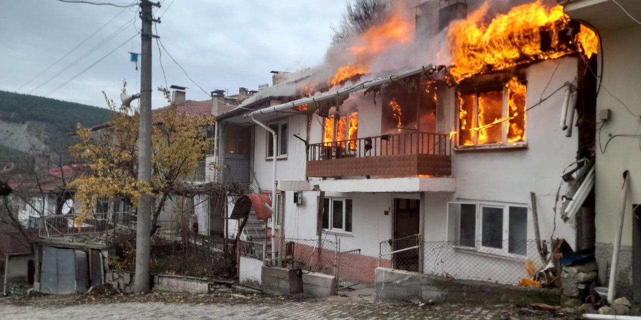 Bolu'da 2 Katlı Bina Yandı