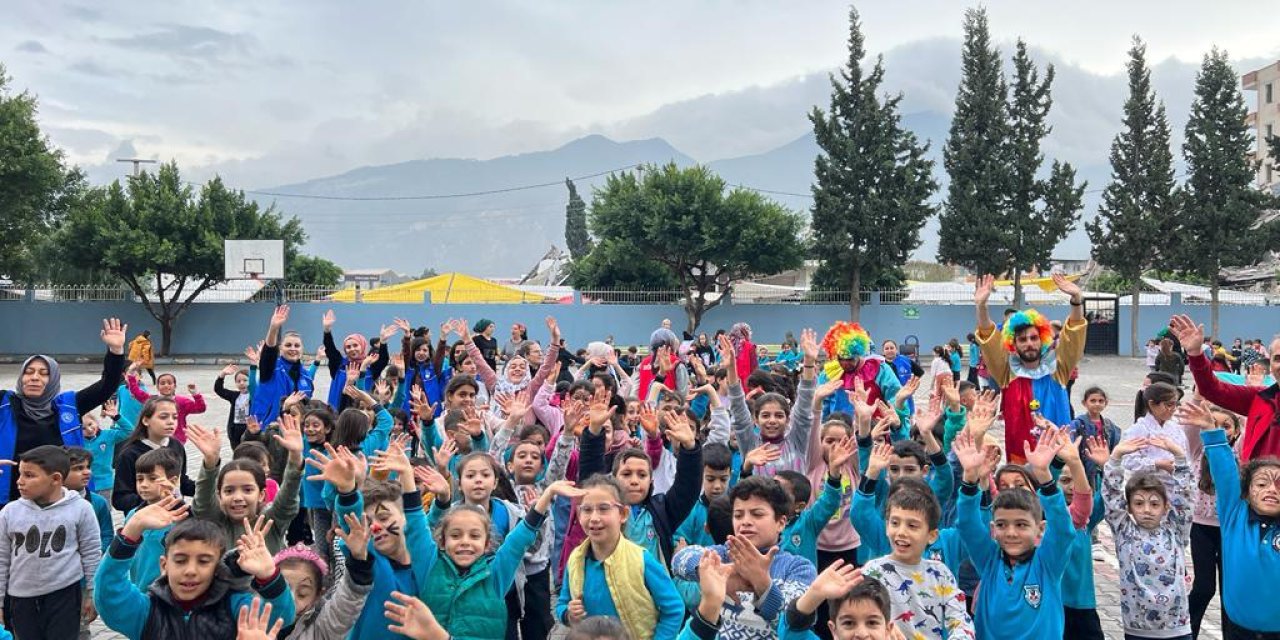 Okulun Karşısındaki Hasarlı Binanın Yıkımı Sırasında Panik Yaşayan Öğrencilere Moral Etkinliği