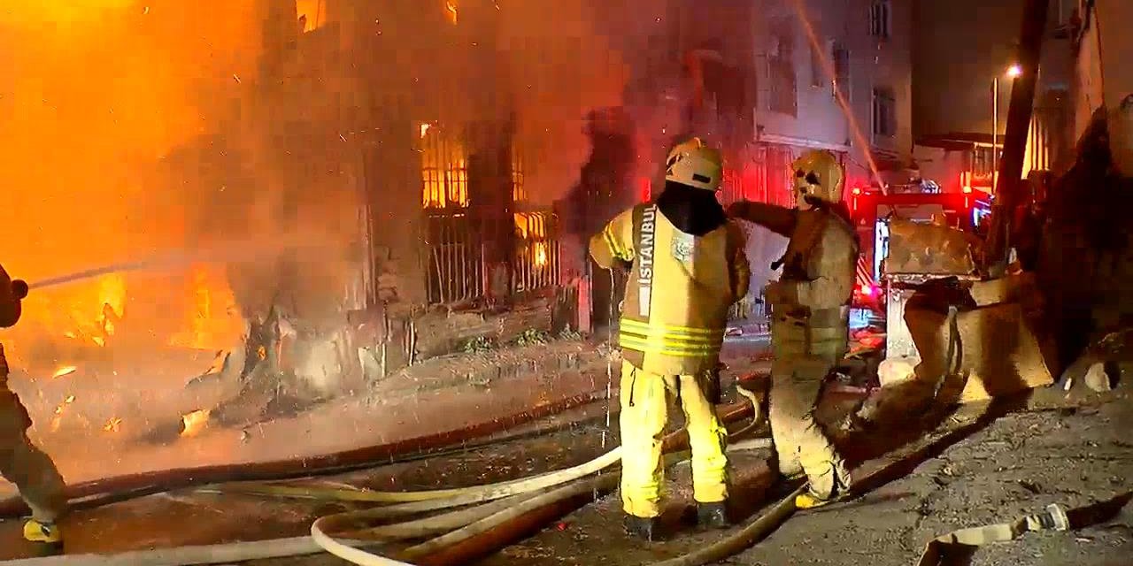 (Fotoğraflar)-beyoğlu'nda 2 Katlı Ahşap Binada Yangın-1