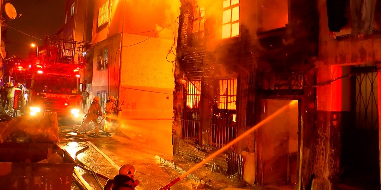 Beyoğlu'nda 2 Katlı Ahşap Bina Alev Alev Yandı-3