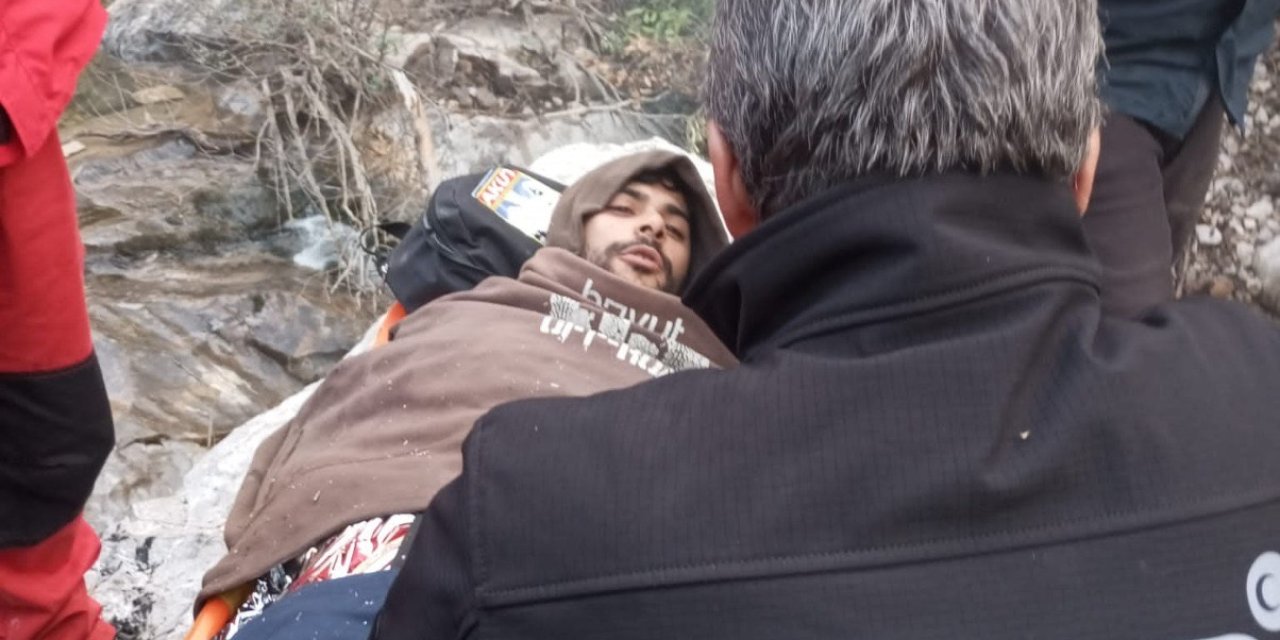 Kayalıklardan Düşerek Yaralandı, Helikopterle Kurtarıldı