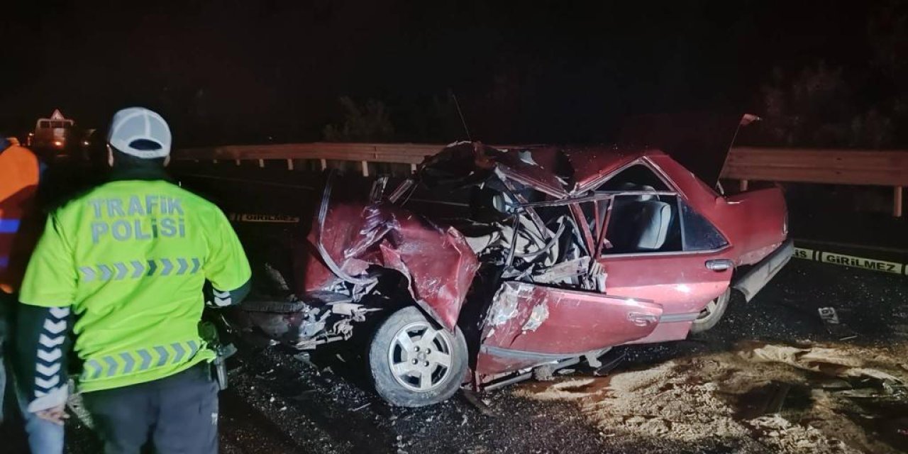 Minibüs İle Otomobil Çarpıştı: 2 Ölü, 3 Yaralı