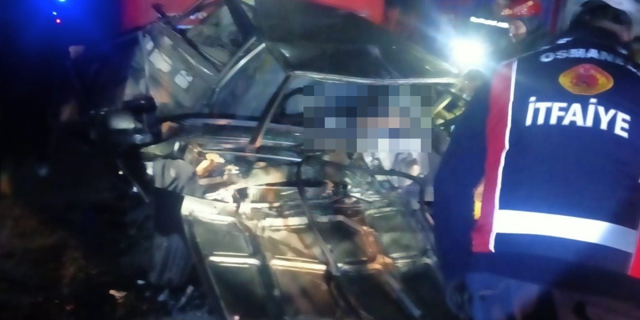 İki Tır Arasında Sıkışan Otomobil Akordiyon Gibi Oldu: 1 Ölü, 1 Yaralı