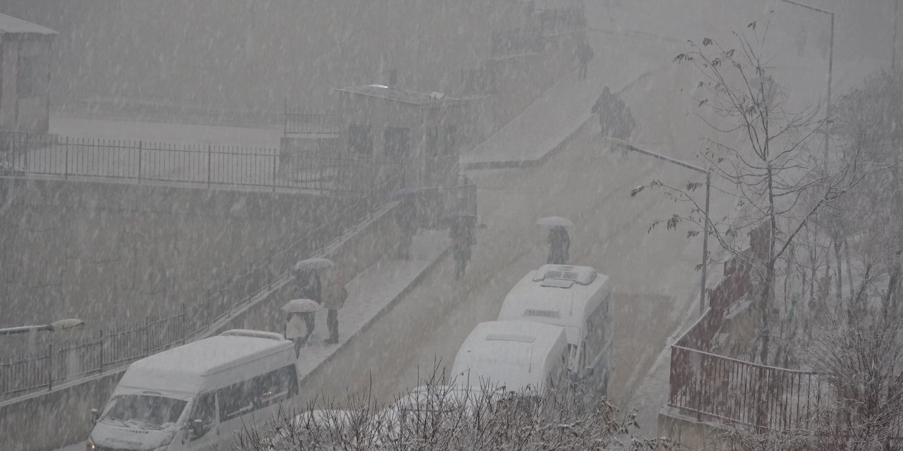 Yüksekova'da Kar Kalınlığı 30 Santimetreye Ulaştı