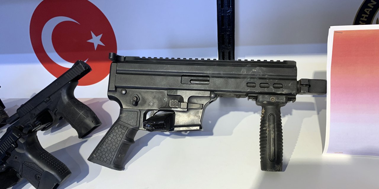 Husumetlisinin Evini Kurşunladı, Polisin Baskınında Silahları Saklamaya Çalıştı