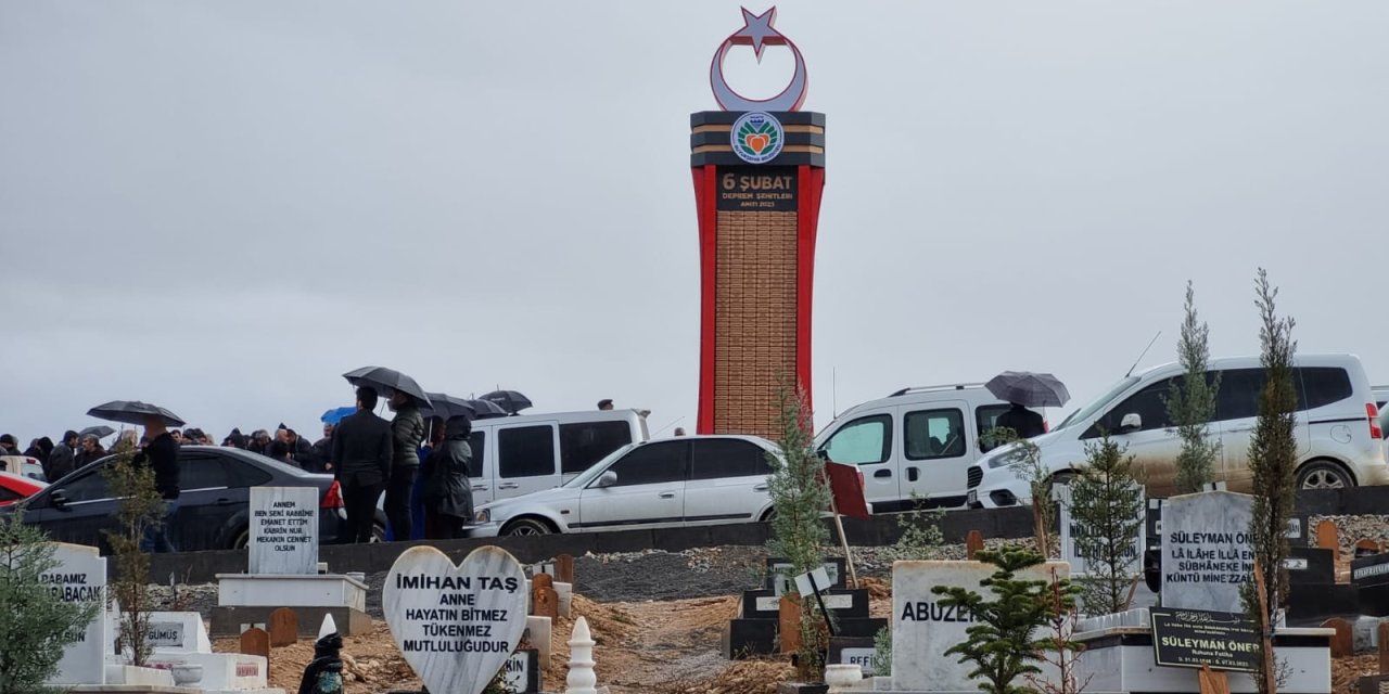 Malatya'da Depremde Ölenlerin İsimleri Anıtta Yaşatılıyor