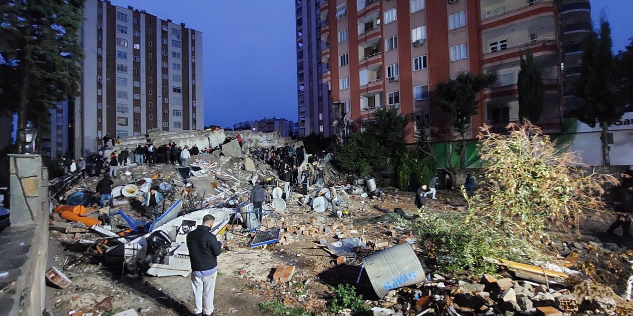 B Bloku Yıkılan Zeray Apartmanı'nda Oturanlardan Evlerine Acı Dönüş