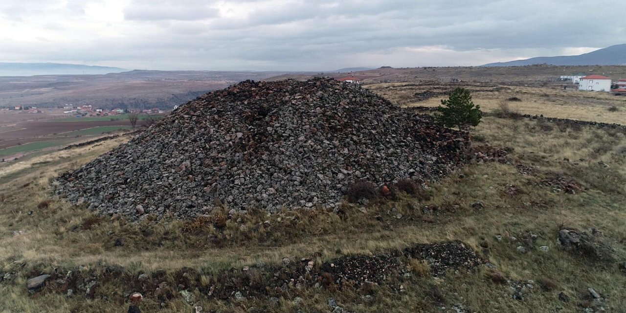 Kayseri'de Binlerce Yıllık Tümülüsler, Definecilerin Tahribatına Uğradı
