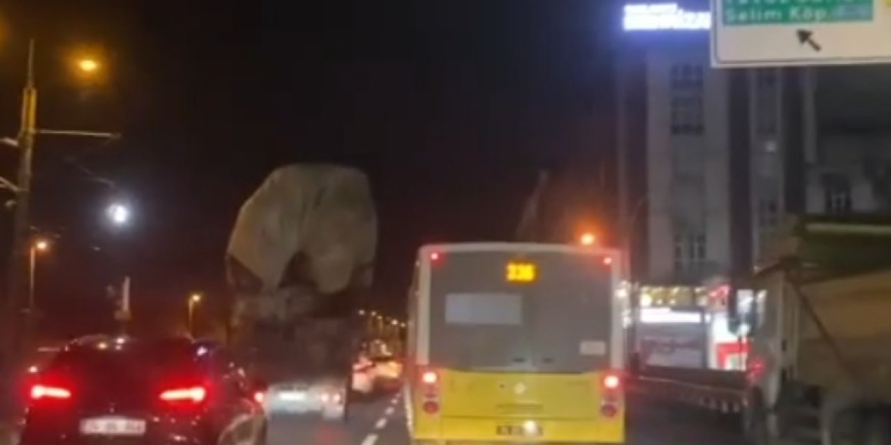 Sultangazi'de Aşırı Yüklü Kamyonun Trafikteki Tehlikeli Yolculuğu Kamerada