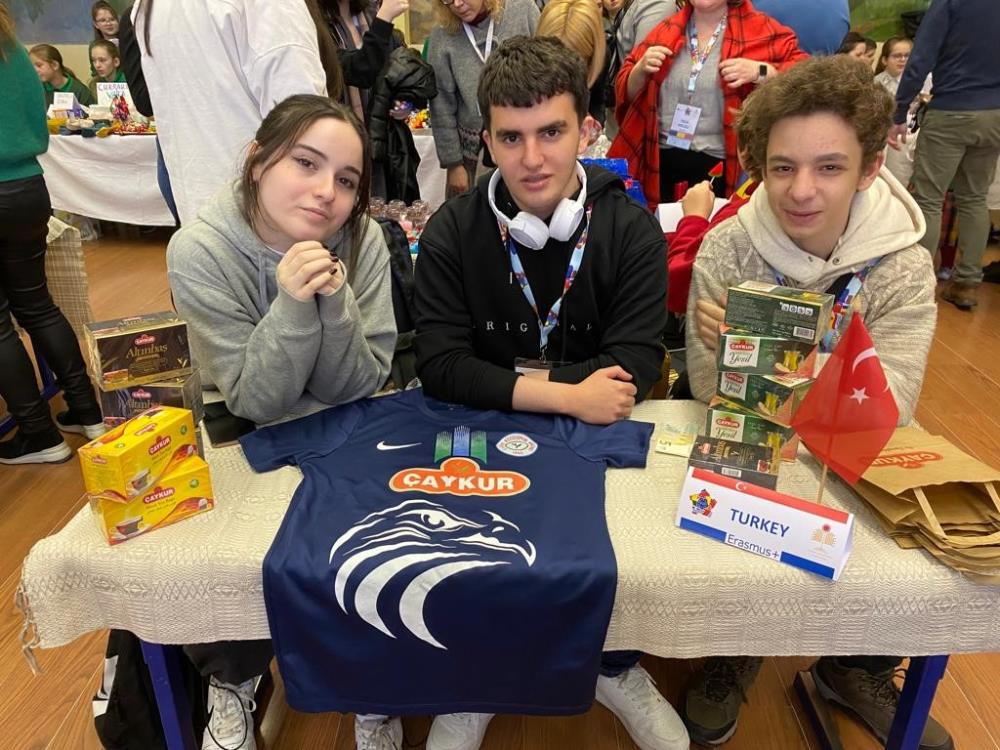 Rizeli Öğrencilerle Litvanya’daki Öğrencilerden Depremzedeler İçin Yardım Kampanyası