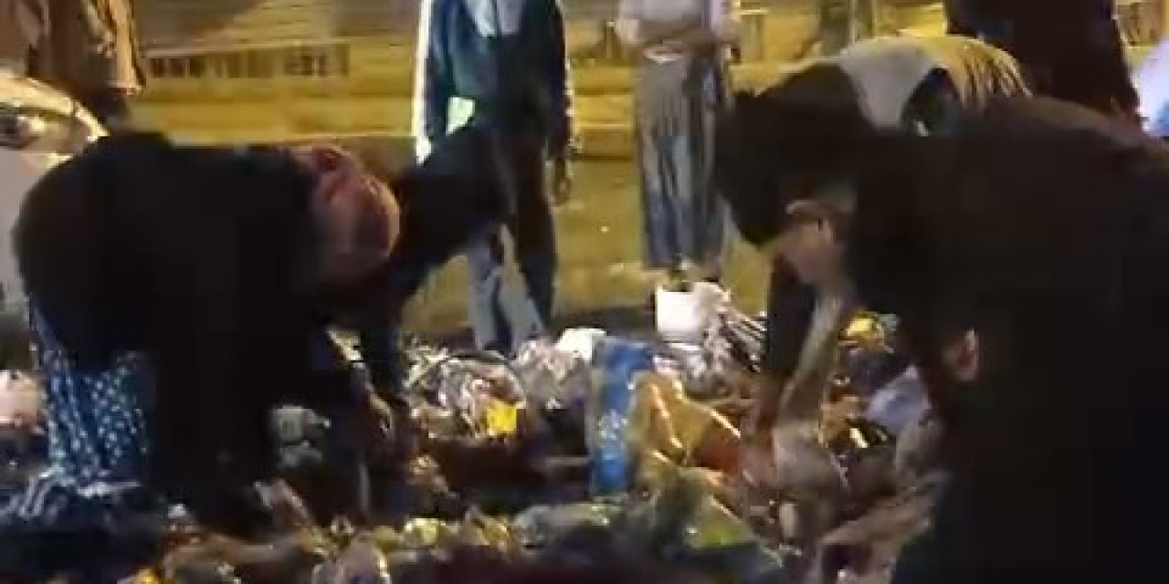 Marketteki Yangından Sonra Dışarı Çıkarılan Ürünleri Poşetlere Koyarak Götürdüler