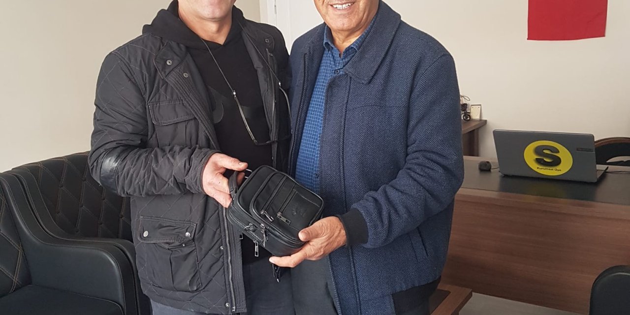 Cami Tuvaletinde Bulduğu Altın Ve Para Dolu Çantayı Sahibine Teslim Etti