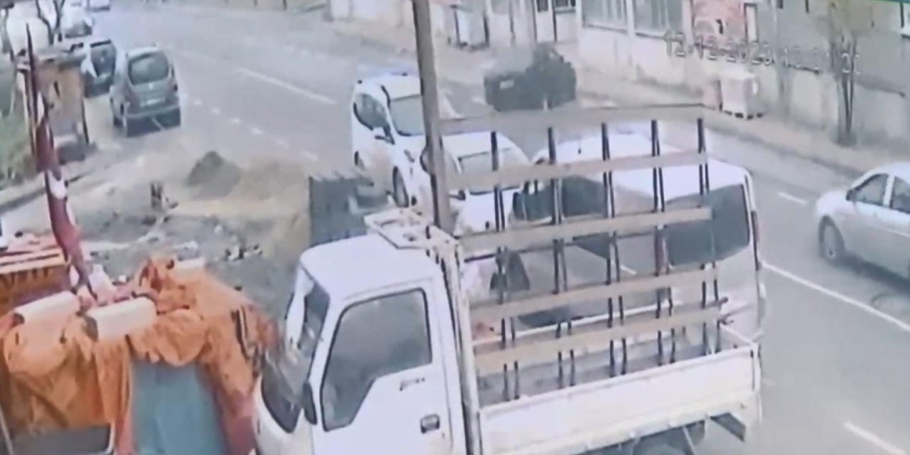 Arnavutköy'de Otomobil Duvara Çarptı; Sürücü Yaralandı