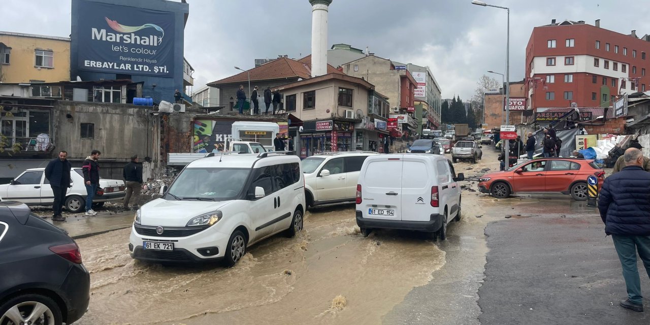 Trabzon'da Su Borusu Patladı; Yollar Göle Döndü, İş Yerlerini Su Bastı