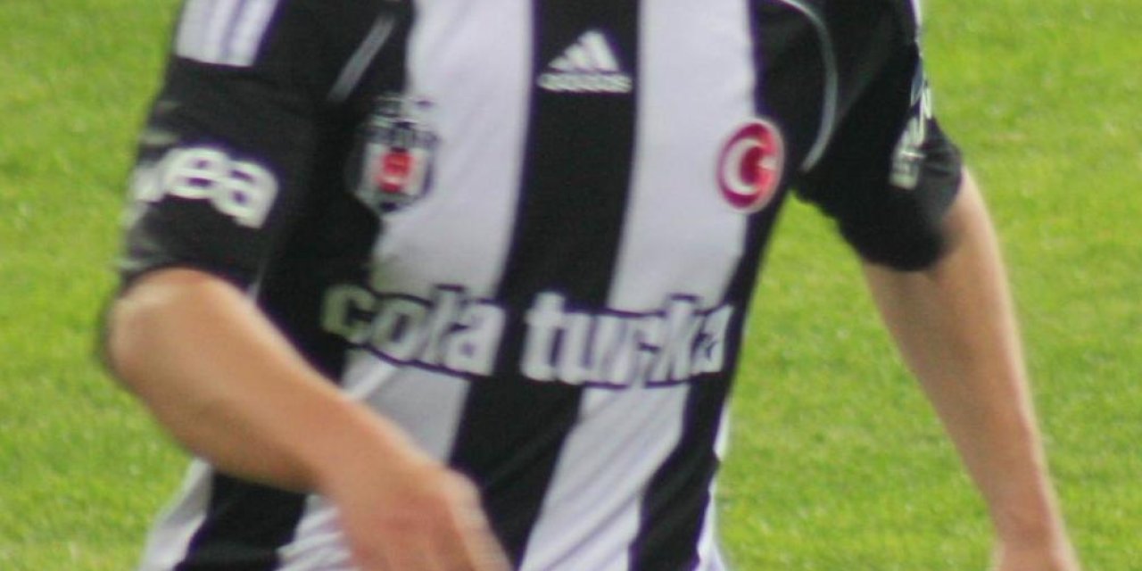 Ünlü Futbolcu Da Hakeme Saldırdı