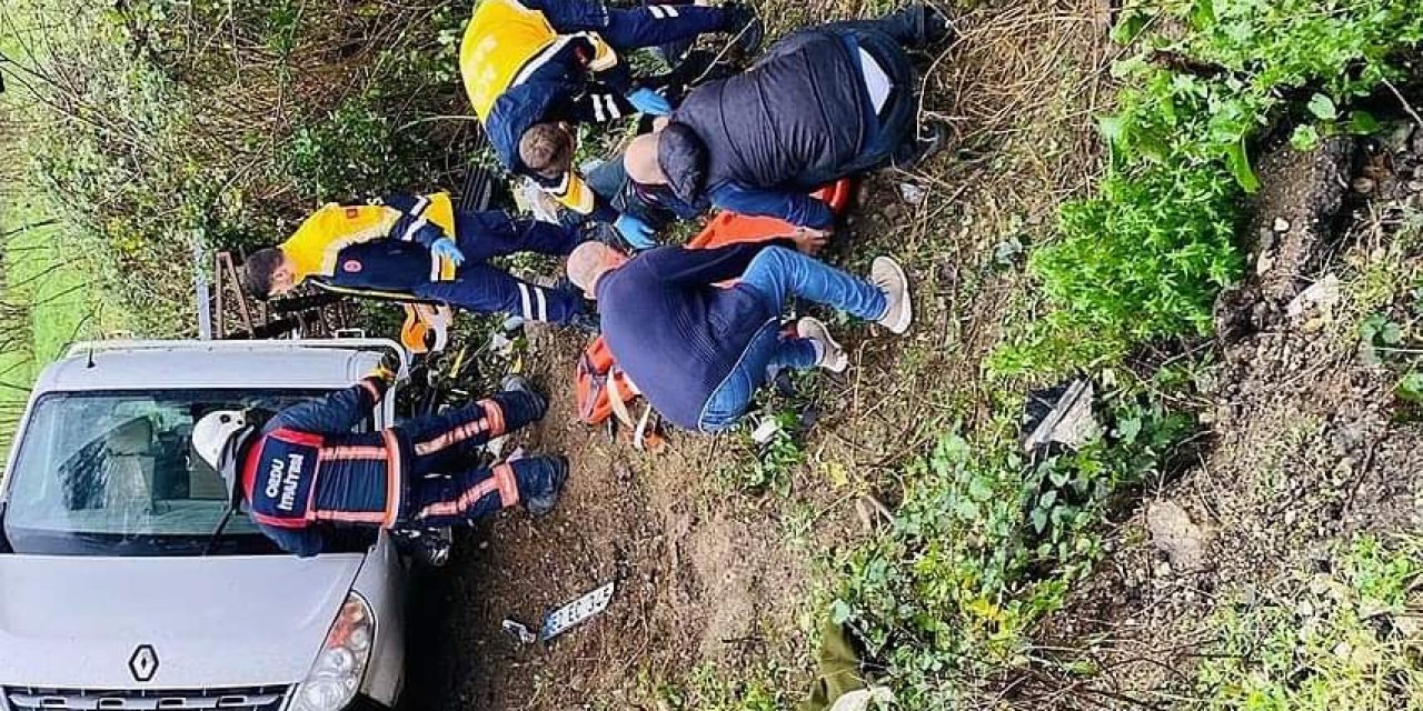 Yağmurda Kayganlaşan Yolda Kamyonet Devrildi: 4 Yaralı