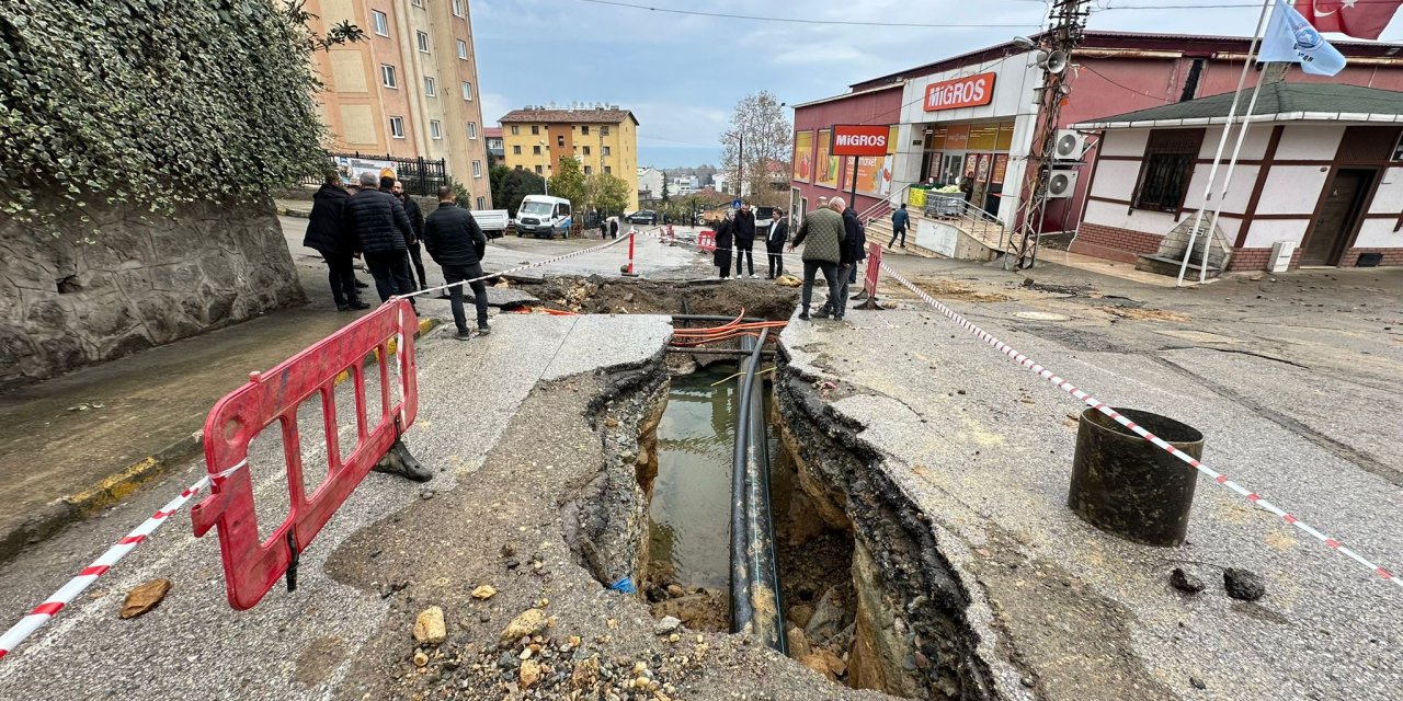 Trabzon'da Su Borusu Patladı; Yollar Göle Döndü, İş Yerlerini Su Bastı (2)