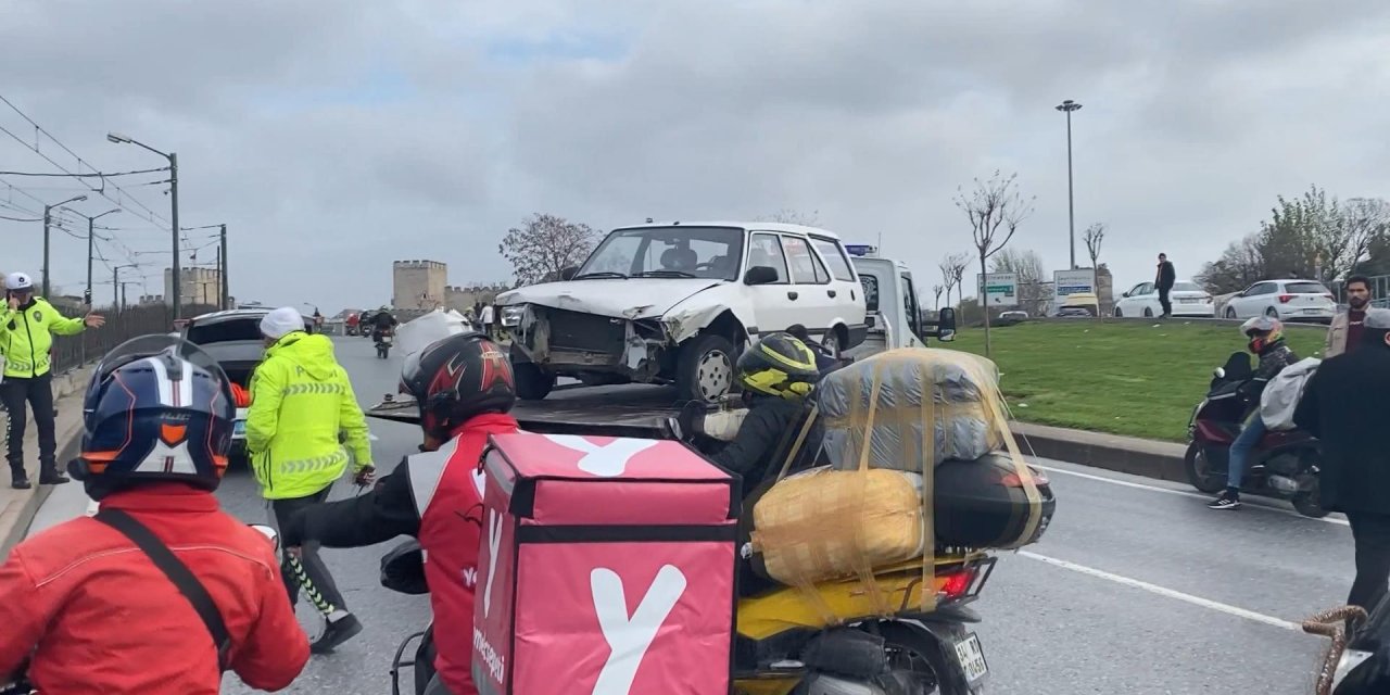 Zeytinburnu'nda Otomobil Tramvay Yolundaki Bariyerlere Çarptı