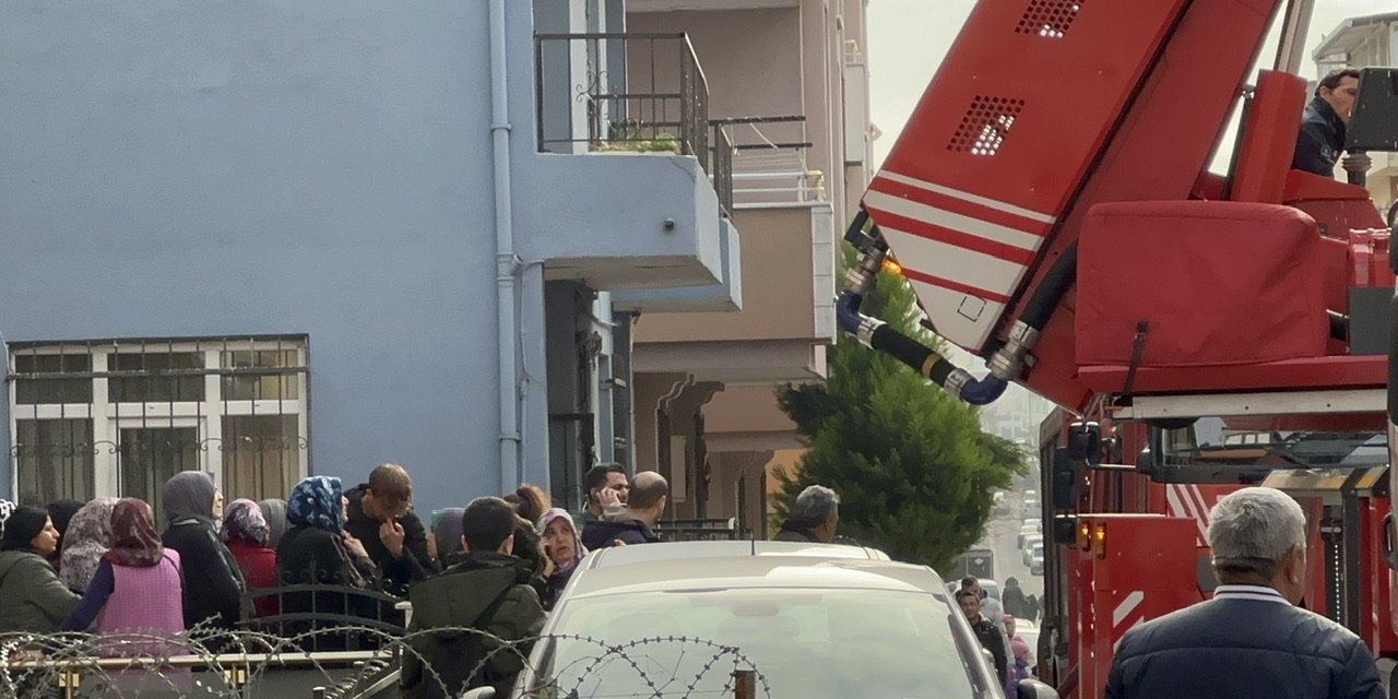 Ataşehir'de 4 Katlı Binanın Çatı Katında Yangın